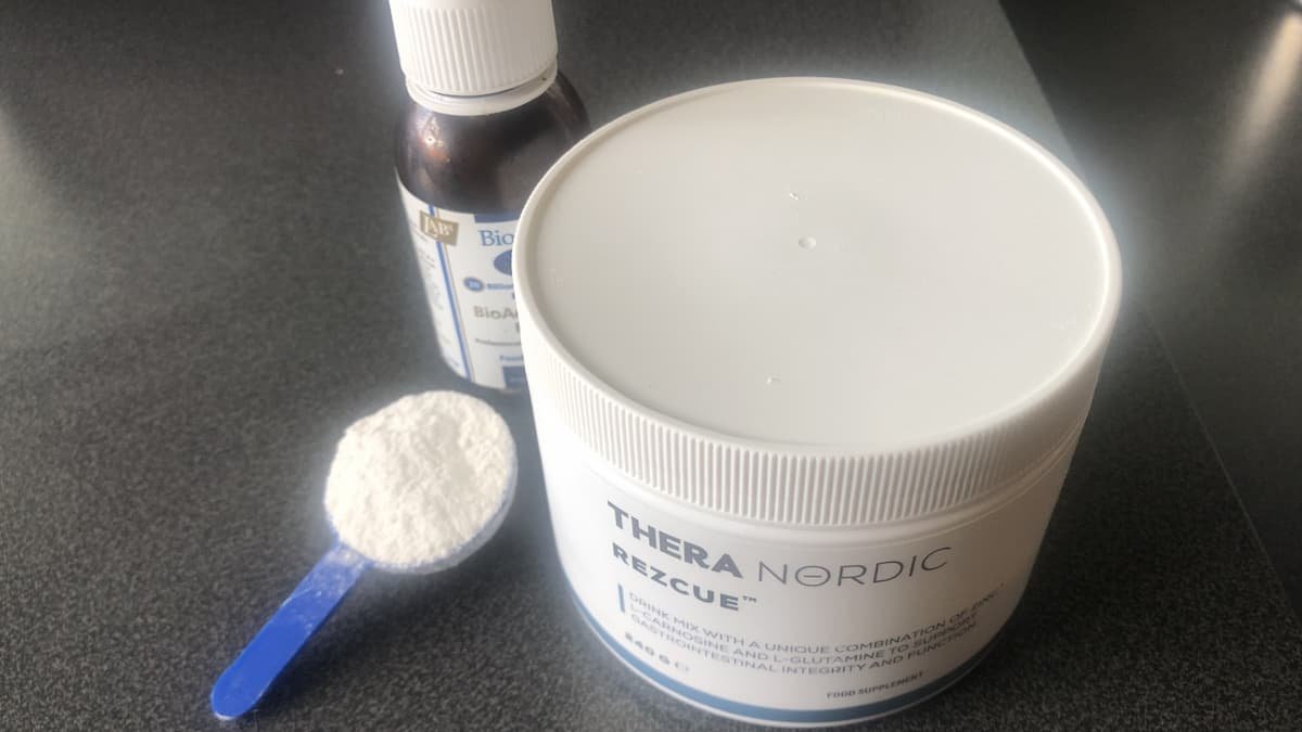 Flat lay of gut health supplements, prebiotic powder and gut-friendly foods supporting digestion and microbiome balance."