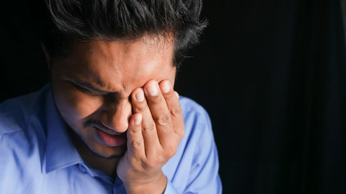 Common symptoms of histamine intolerance including headaches, flushing, bloating and fatigue